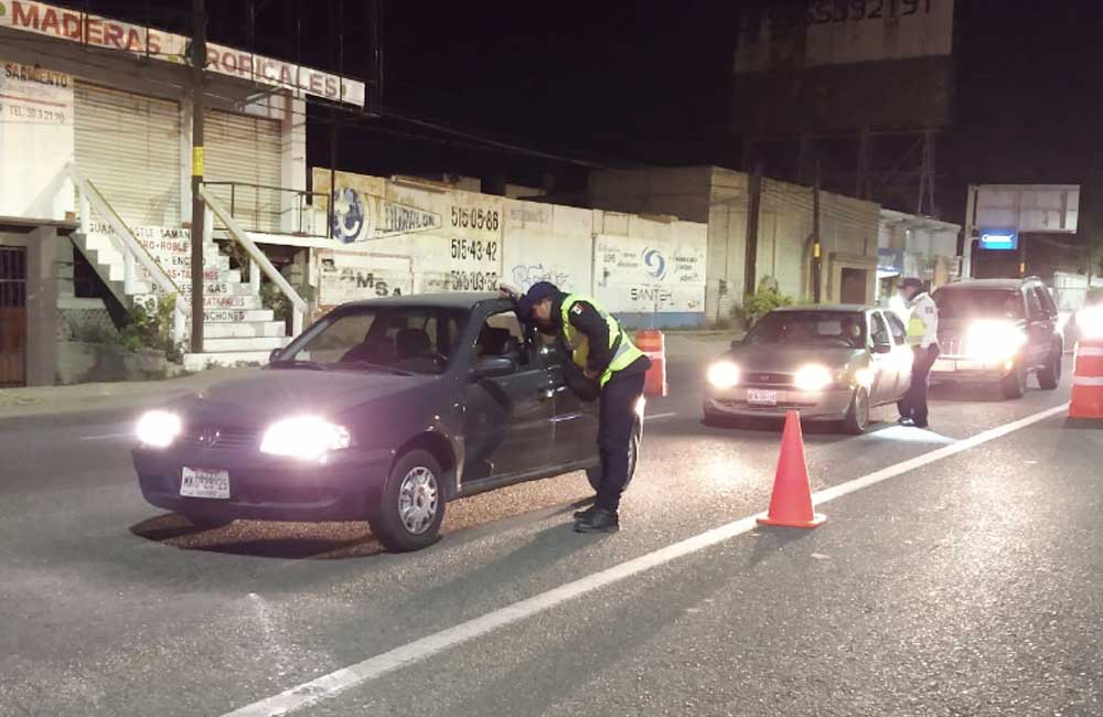 Detienen en alcoholímetro a choferes de 23 autos particulares y 2 del servicio público