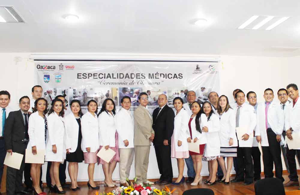 Entrega UABJO nueva generación de 21 médicos residentes especialistas