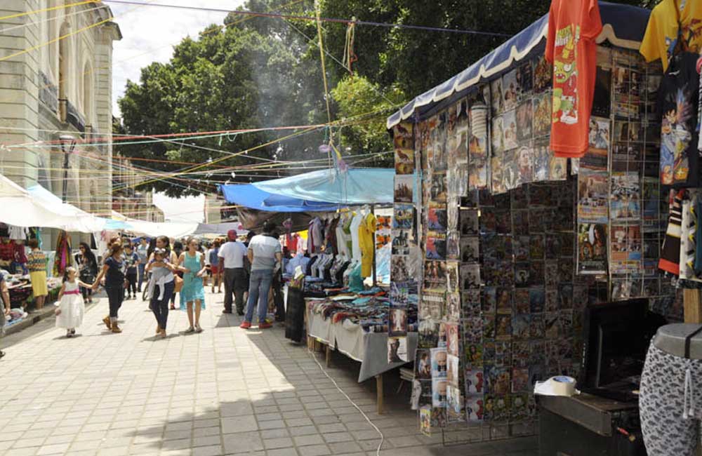 Corta CFE, por robo, luz eléctrica a puestos informales en el Zócalo