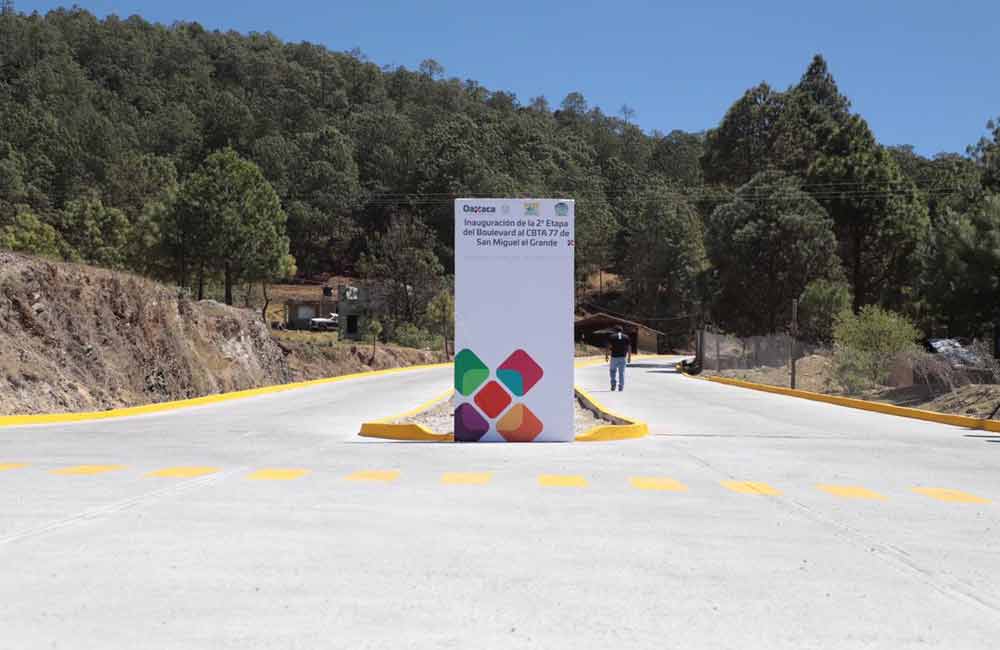 Inaugura Murat 2.8 km de carretera asfaltada Tlaxiaco-San Miguel