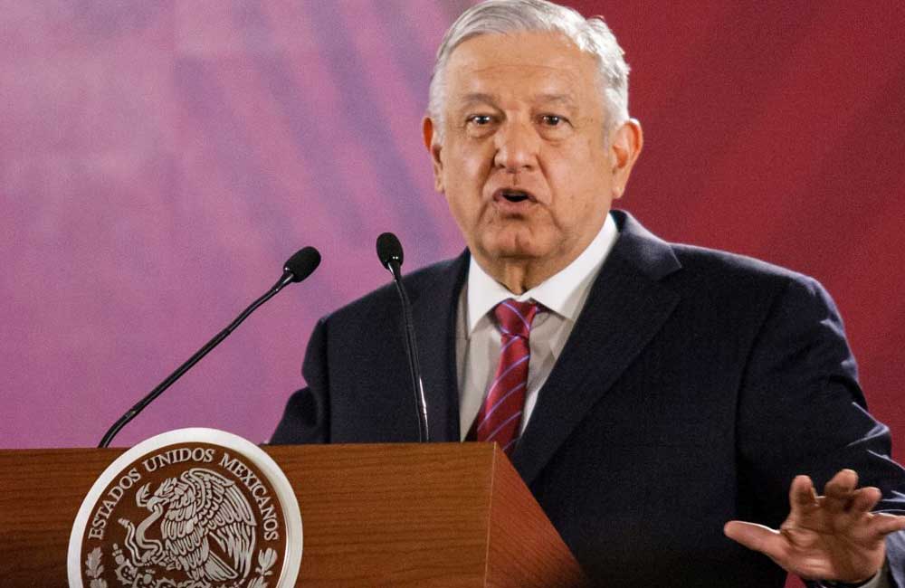Ni uno más: Exigen justicia a López Obrador a su llegada a Minatitlán