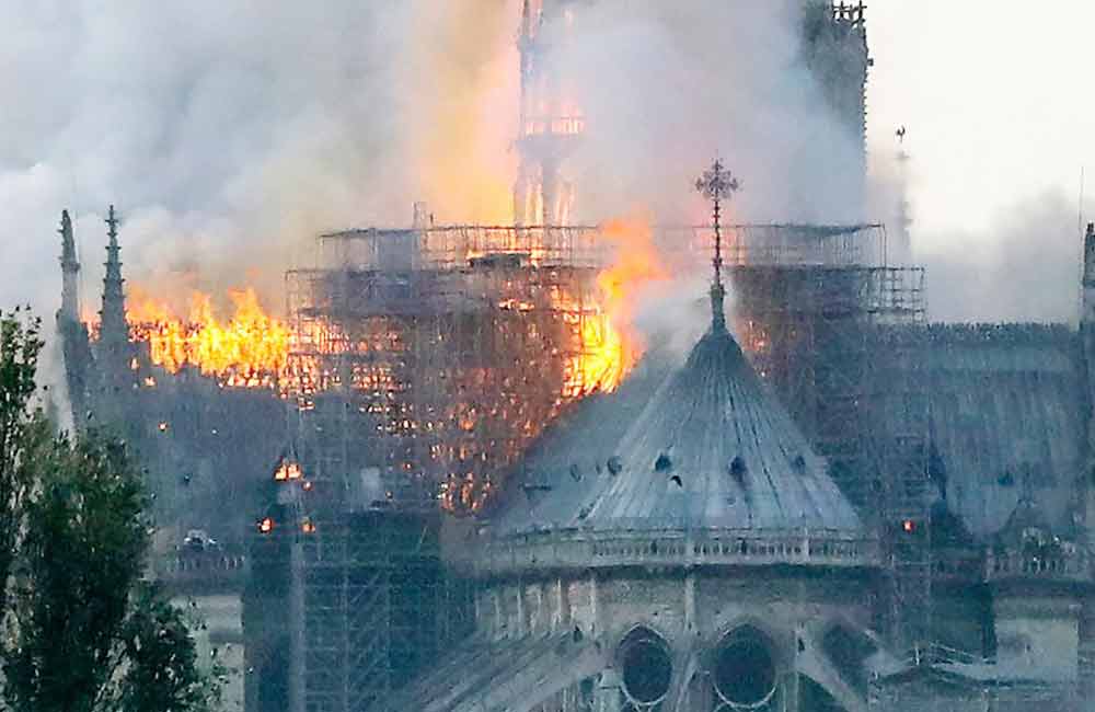 Reportan bajo control incendio en la catedral de Notre Dame en París