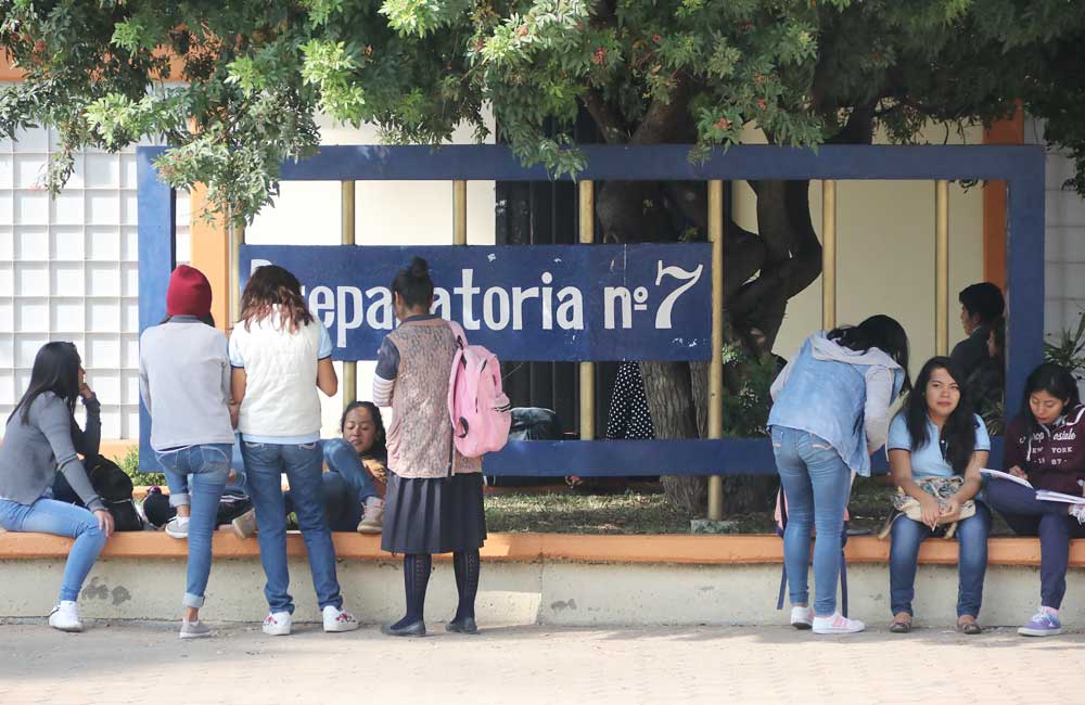 Entrega Gobierno de México becas ‘Bienestar’ a escuelas de la UABJO