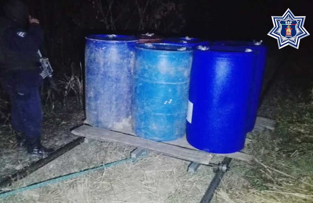 Encuentra policía más de 3 mil litros de gasolina y toma clandestina en Istmo