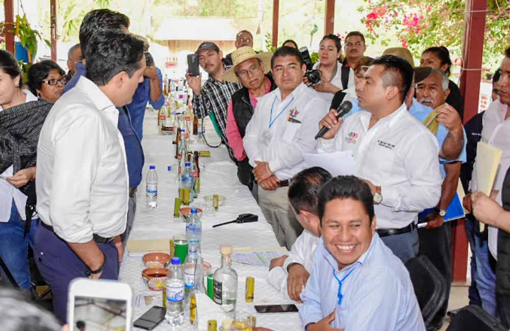 Encuentro de funcionarios del gobierno con ediles de la Mixteca en Yosondúa