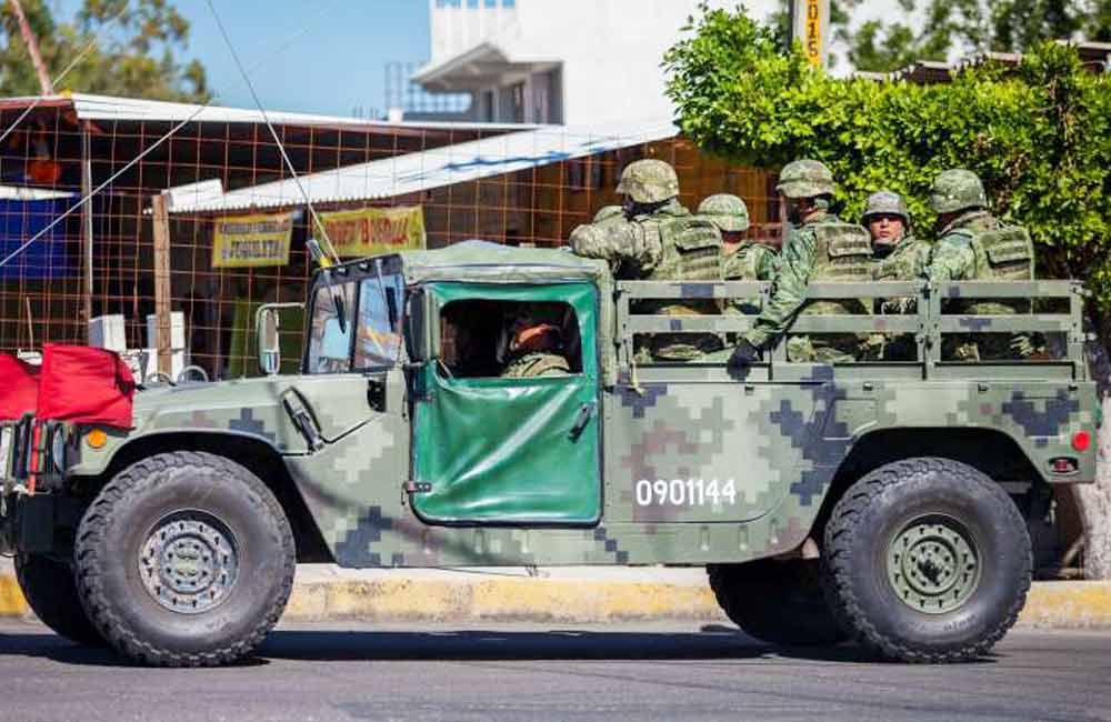 Retienen campesinos a más de 50 militares y policías en Guerrero