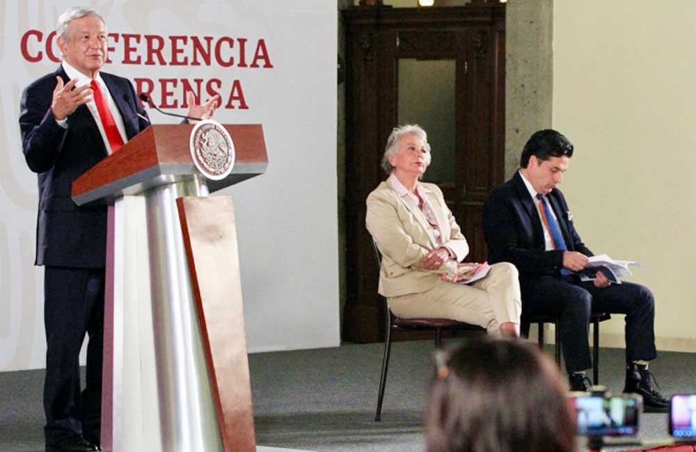 Pide López Obrador tiempo para mejorar servicios de salud
