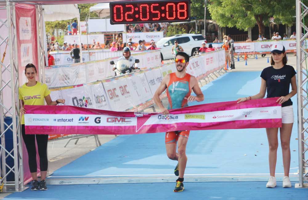 Refrendó Santiago Guzmán título de campeón absoluto del Triatlón Huatulco