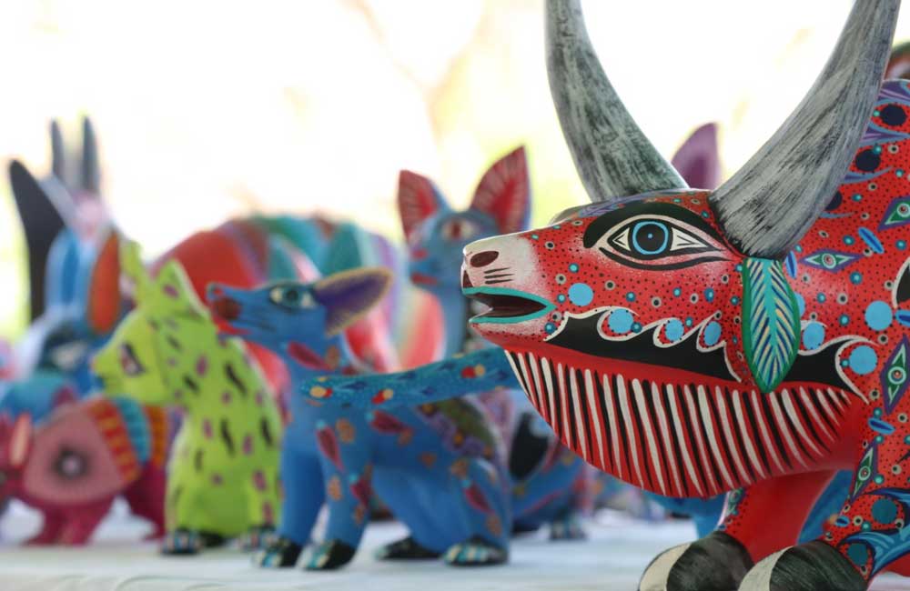 Vestido de colores, Arrazola invita a su ‘Expo artesanal de Alebrijes 2019’