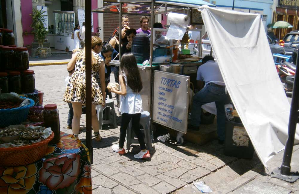 Expenden alimentos sin higiene frente al Mercado “Benito Juárez”