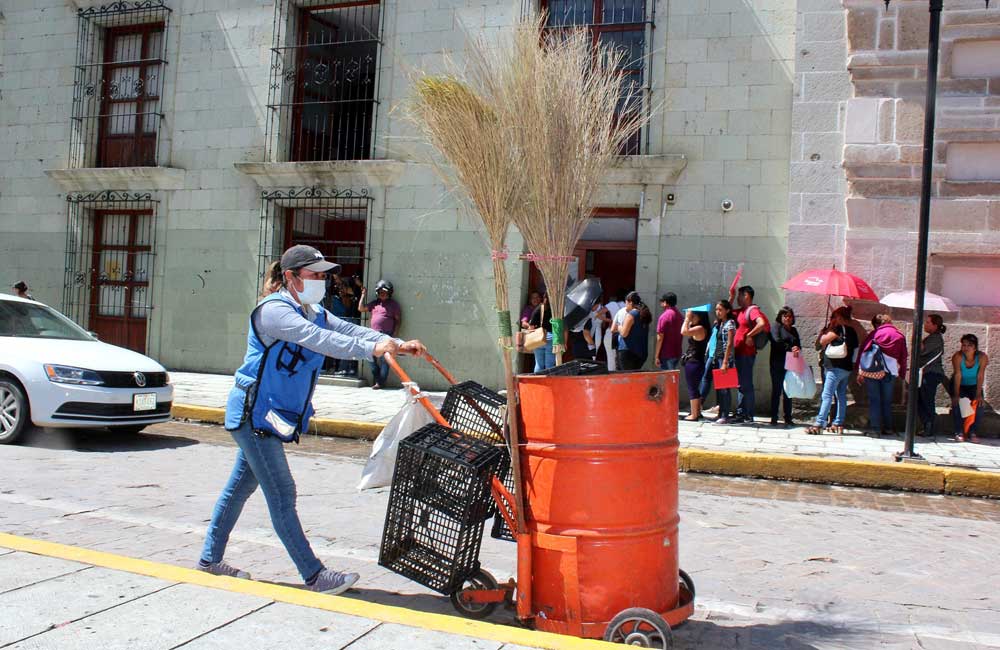 Reconoce Ayuntamiento citadino trabajo de barrenderas y barrenderos