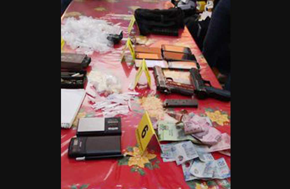 En cateo en Tehuantepec, FGEO asegura droga, armas y posible narcomenudista
