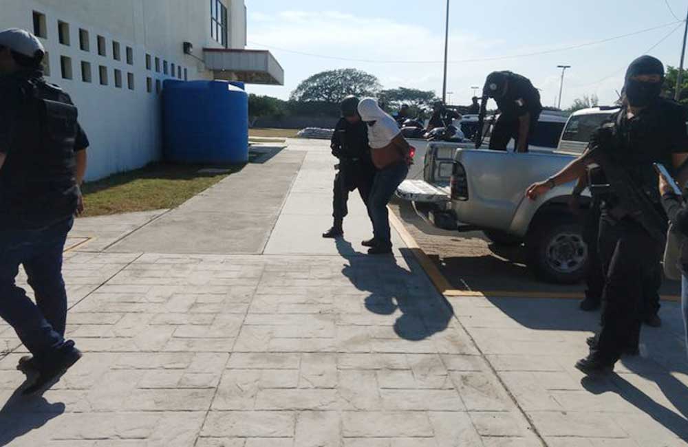 Encuentra policía en Juchitán armas, drogas y aprehende a 4 hombres