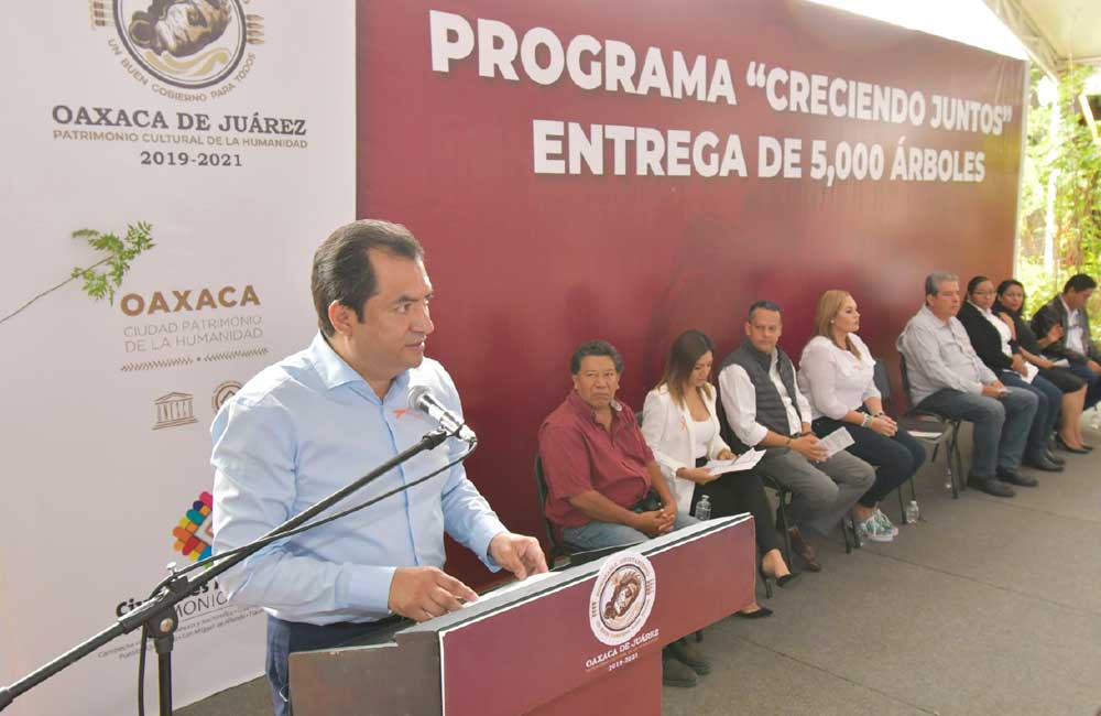 Entrega Oswaldo García 5 mil árboles a la población para reforestar la capital