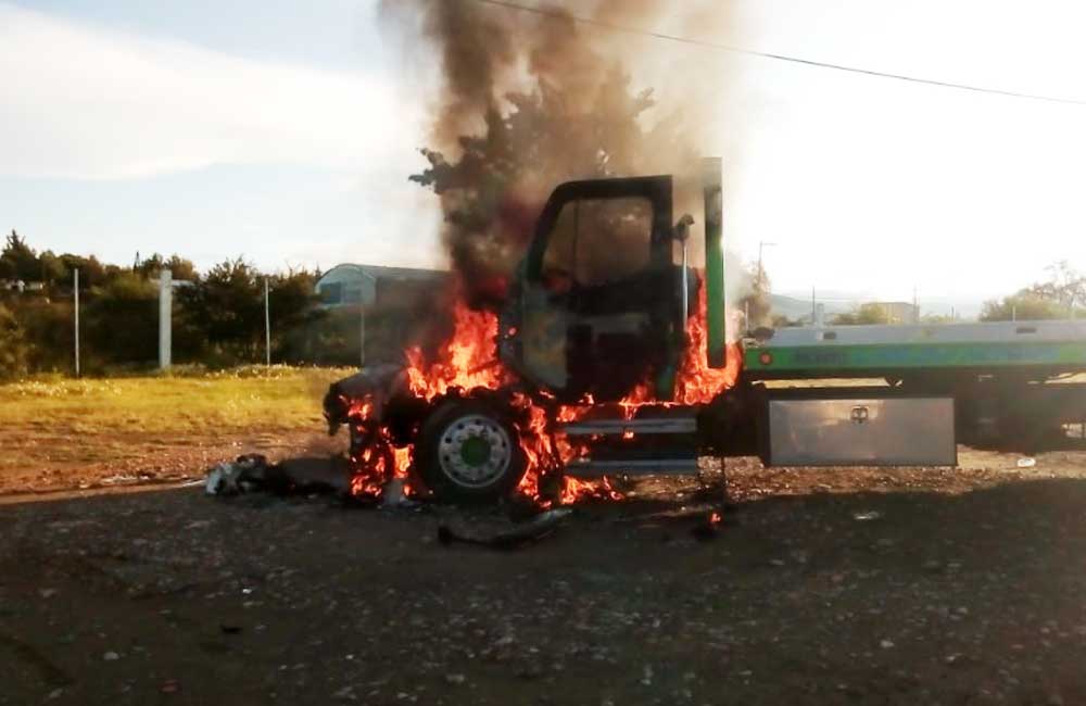 Se rebelan mototaxistas ‘piratas’ de Nochixtlán e incendian 2 grúas
