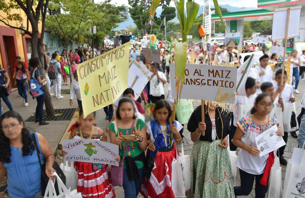 Secundaria ‘Moisés Sáenz Garza’ toma las calles en defensa del maíz nativo