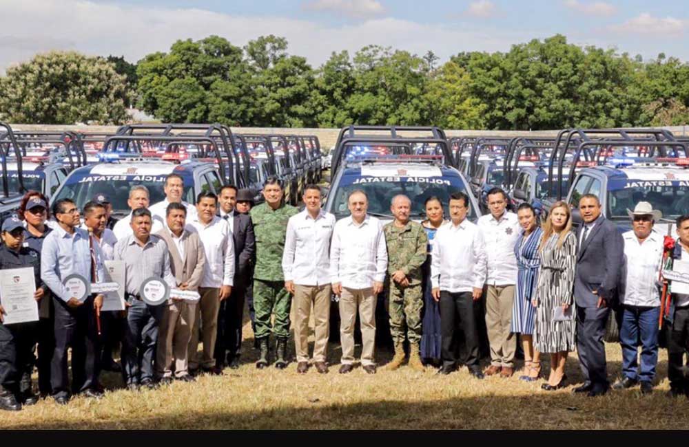 Entregan 180 vehículos y 11,520 uniformes para las policías estatal y municipal