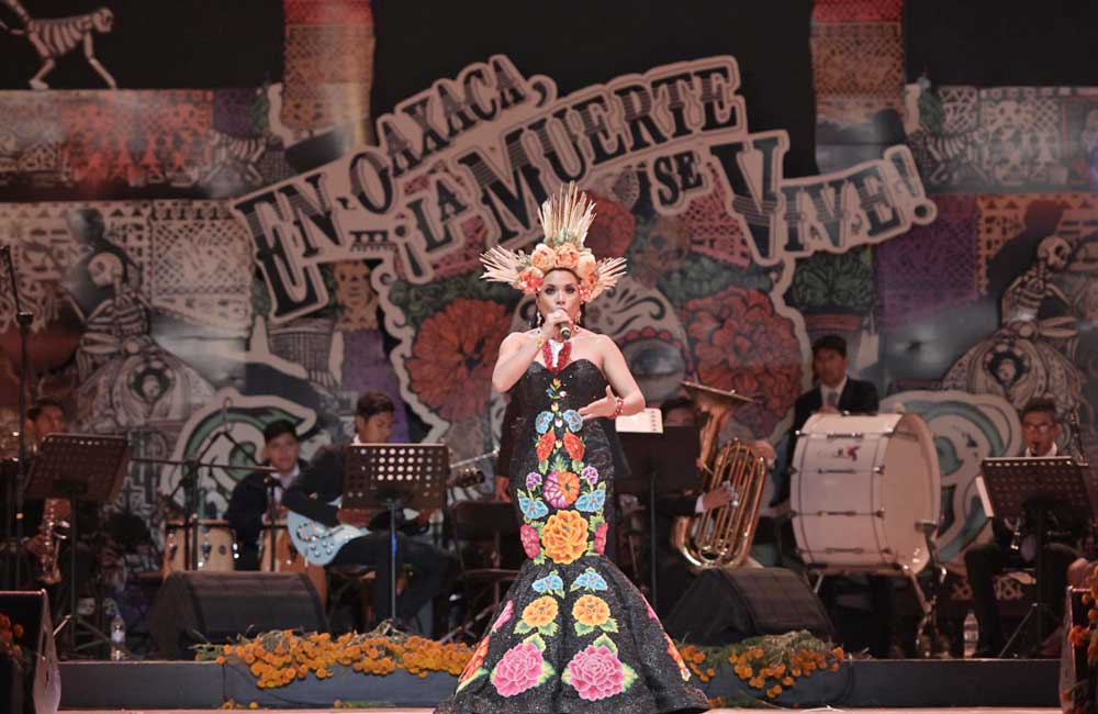 Despide Alejandra Robles a los ‘Muertos’ con concierto en Plaza de la Danza