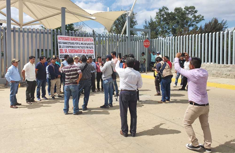 Ediles de la Mixteca exigen al gobierno estatal cumplir compromisos pactados