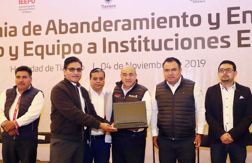 Mobiliario y equipo por más de 4 mdp entregó IEEPO a 117 escuelas de la Mixteca