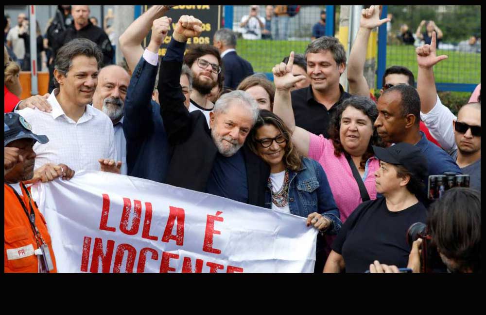 El expresidente de Brasil, Luiz Inácio Lula da Silva, sale de prisión