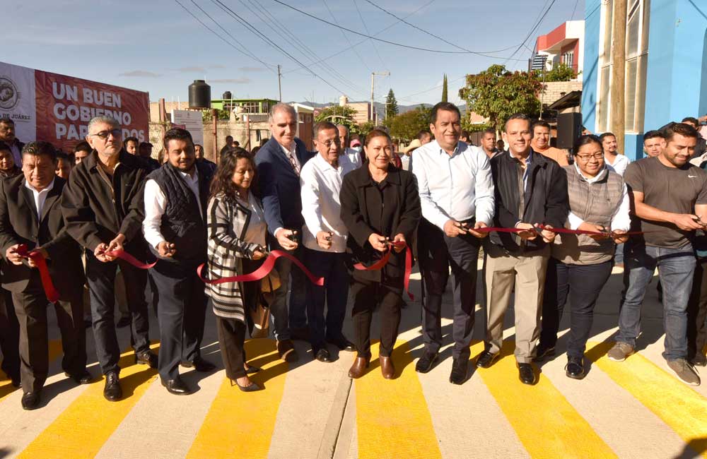 Entrega edil García Jarquín calle pavimentada en Colonia San Isidro de Pueblo Nuevo