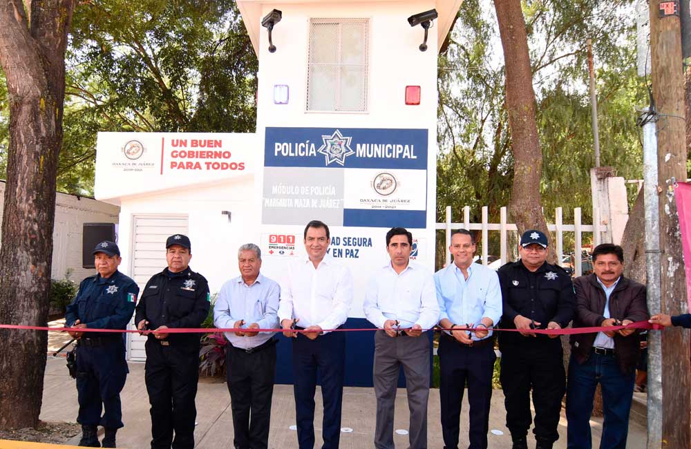 Entrega Oswaldo García módulo rehabilitado de policía en Mexicapam
