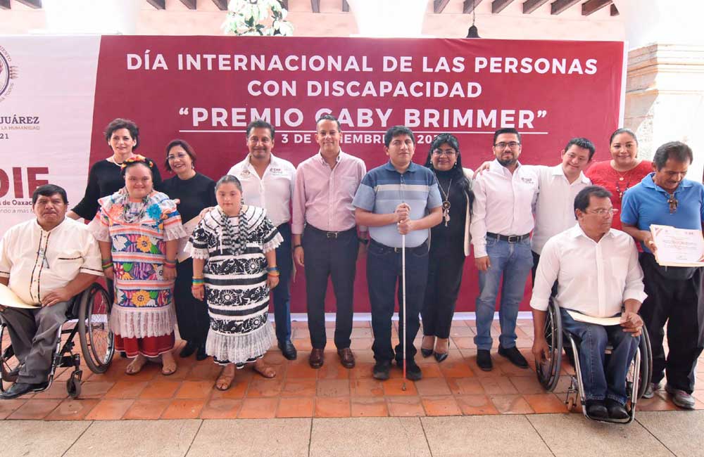 Premia DIF CdOax aportaciones sociales en favor de personas con discapacidad