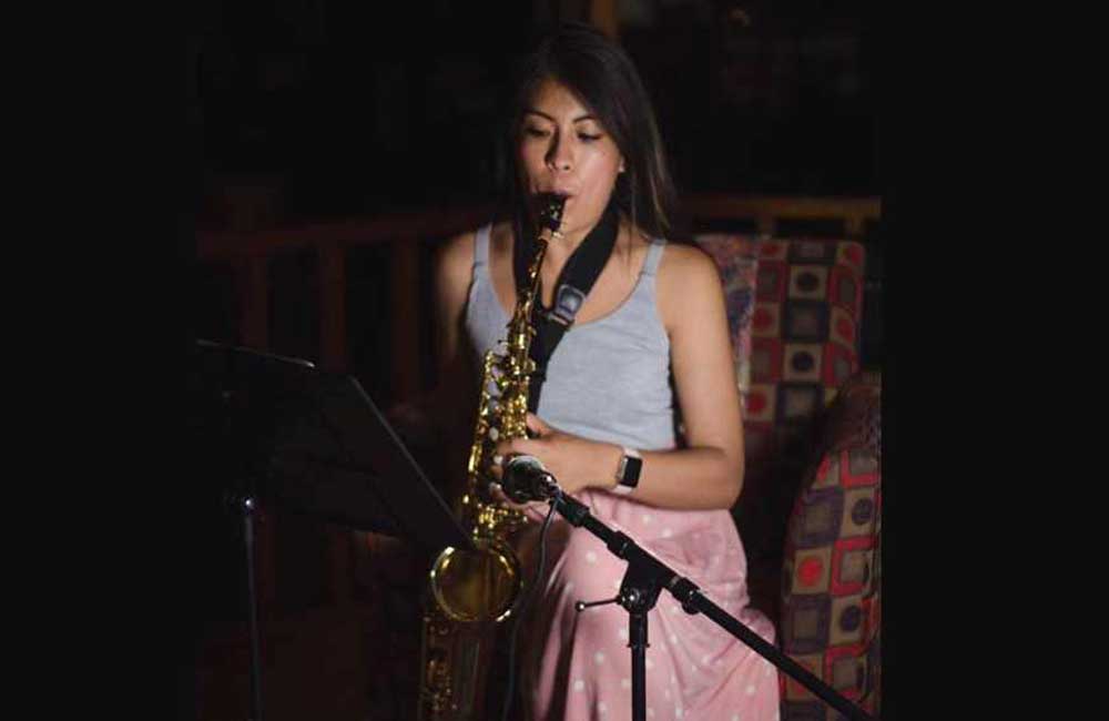 “A una mujer quemada sólo le queda ser fuerte”: Saxofonista