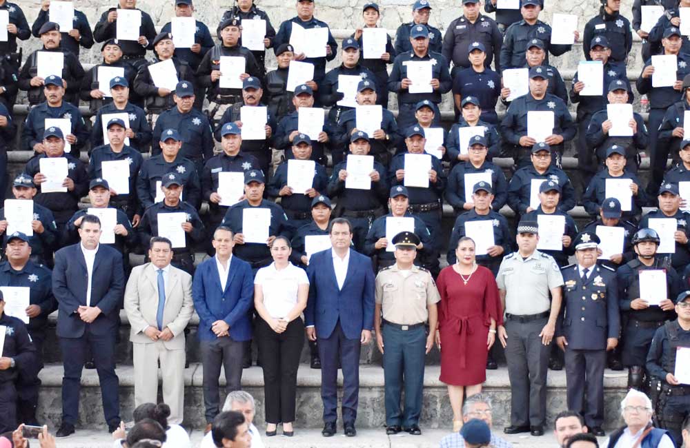 Logra edil García Jarquín, por primera vez en 29 años, la certificación de 376 policías