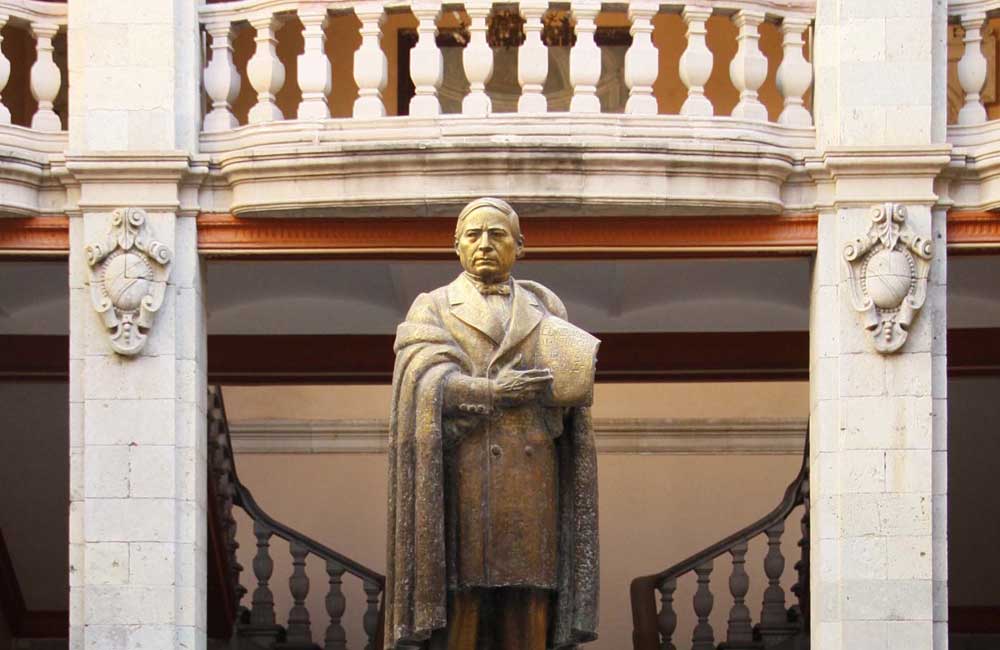 Conmemoró a UABJO el 214 aniversario del natalicio de Benito Juárez