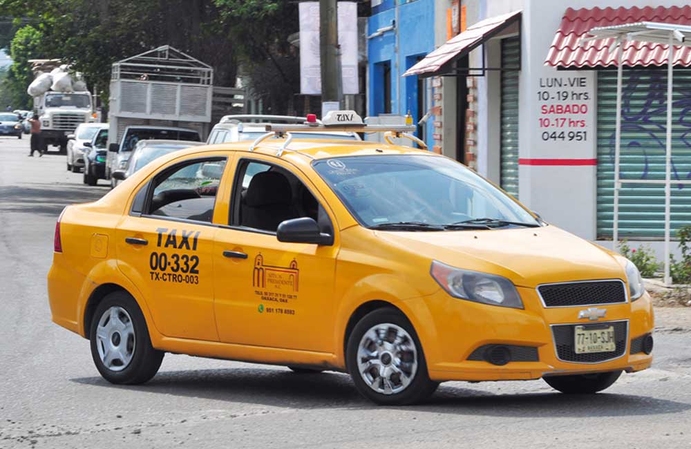 Establece Semovi tarifa mínima de $120 pesos para taxis al aeropuerto