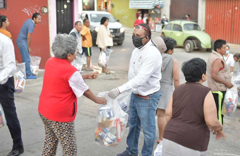 Lleva Ayuntamiento de CdOax ayuda alimenticia a 36 colonias