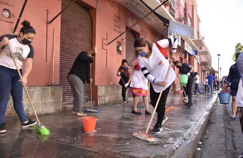 Ayto citadino y locatarios limpian calles adyacentes a mercados del centro