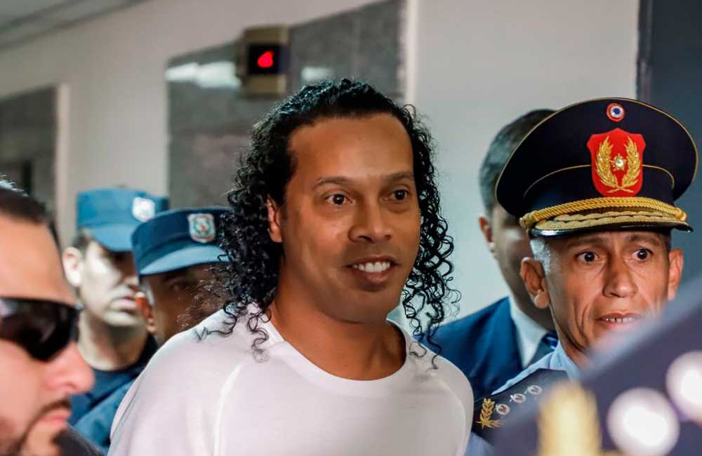 Conceden arresto domiciliario a Ronaldinho, tras pagar una fianza millonaria