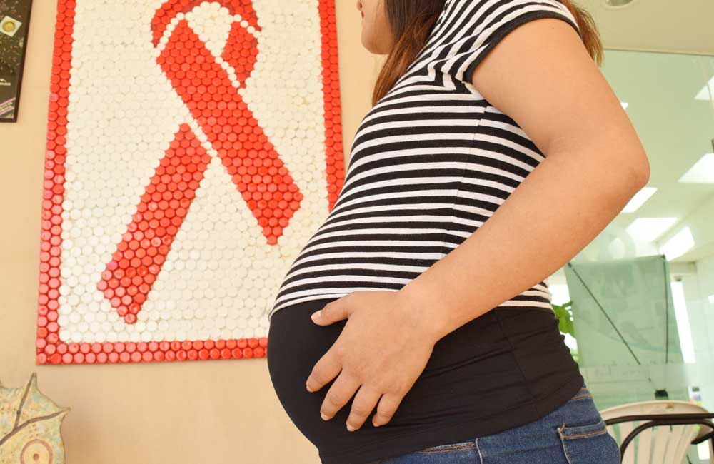 Mujeres embarazadas y con VIH no deben amamantar a sus hijos
