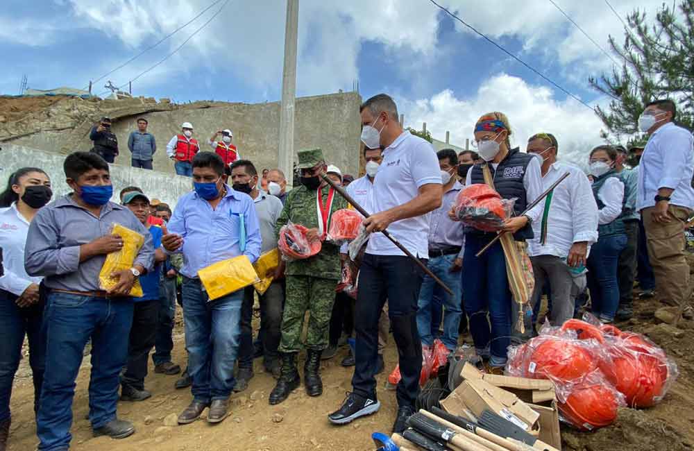 Supervisa Murat en Los Ozolotepec atención a afectados por el sismo