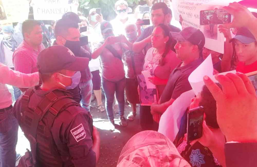Apoyo total del gobierno, ofrece SSPO a familiares del asesinado en Acatlán