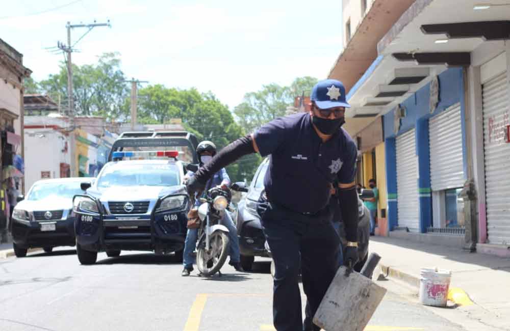 Retira Policía Vial de CdOax obstáculos de calles y avenidas