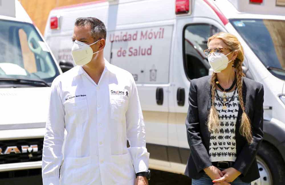 Entregan Alejandro e Ivette Murat 14 ambulancias a municipios
