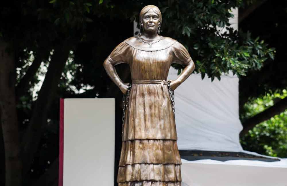 Develan monumento a Leona Vicario en el Paseo de las Heroínas, CdMx