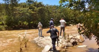 Hallan cuerpo de Pedro, arrastrado por arroyo en San Agustín Loxicha Hallan cuerpo de Pedro, arrastrado por arroyo en San Agustín Loxicha