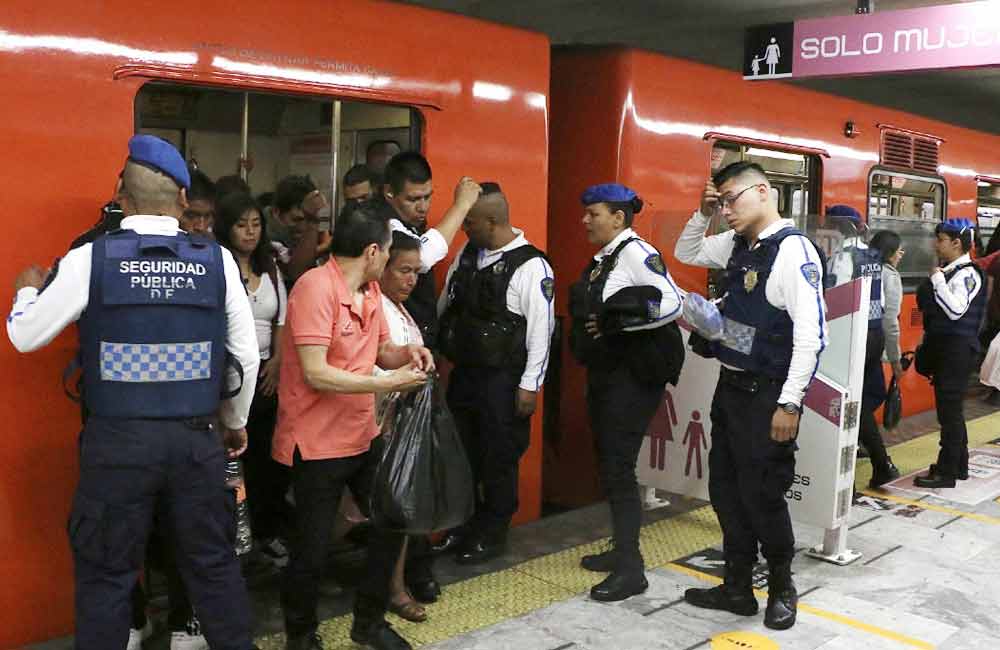 ‘No soy una delincuente’: Mujeres venden en el Metro para subsistir