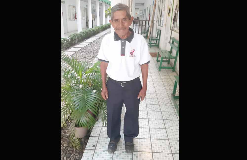 A sus 80 años Víctor Nicolás culmina su bachillerato en el Cobao