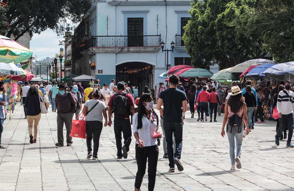 Quitan a ambulantes del Centro Histórico para desinfectar las calles