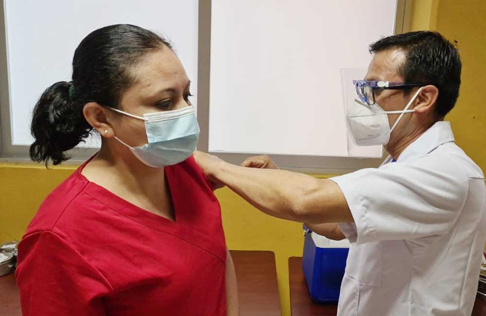 Inmunizaron a 19,500 trabajadores de 49 unidades del sector salud en Oaxaca