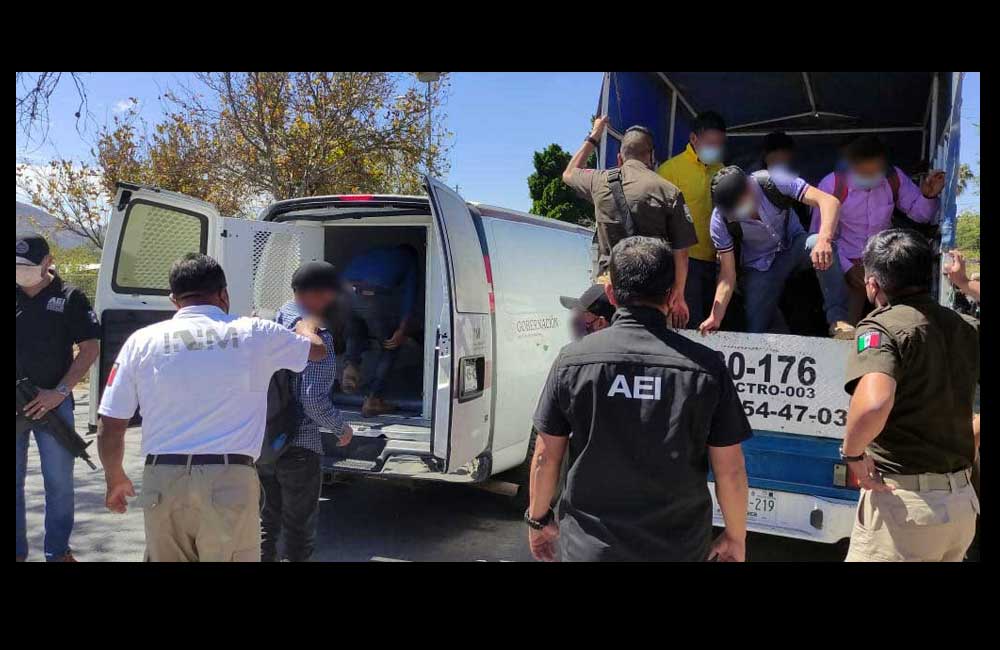 Rescatan a 20 indocumentados en San Sebastián Tutla y detienen a los dos conductores