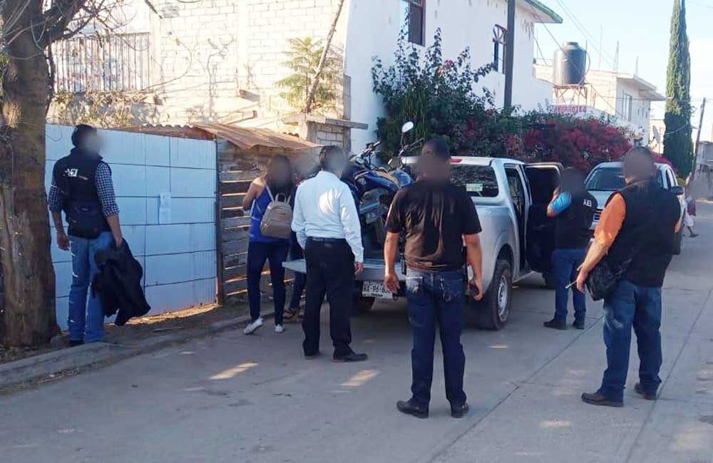 Aseguran armas, municiones y uniformes apócrifos de seguridad pública, en San Raymundo Jalpan