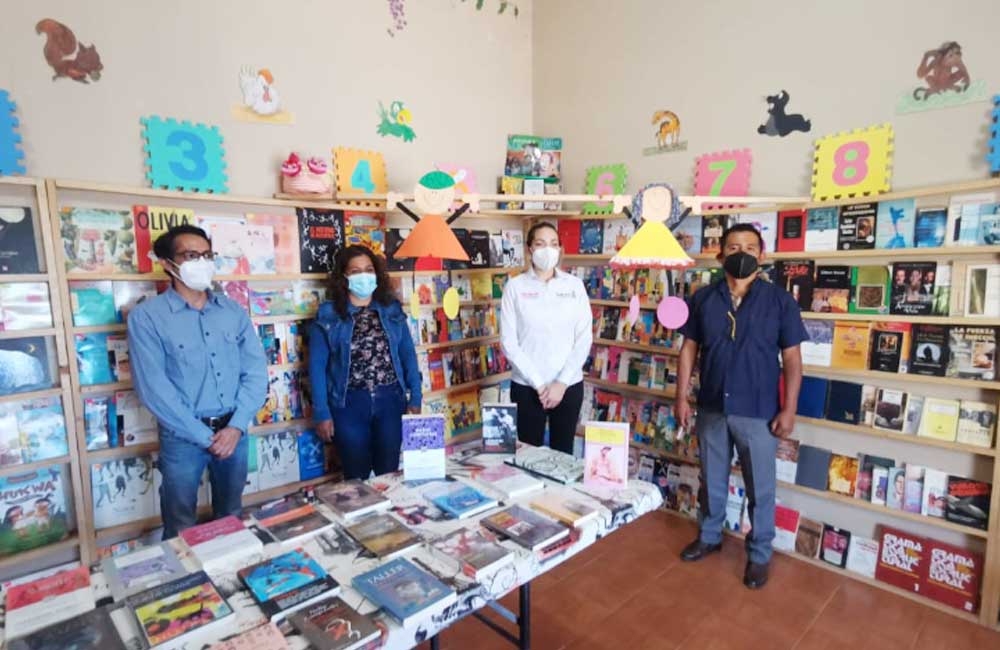 Dota Seculta de acervo bibliográfico a cuatro salas de lectura de Miahuatlán
