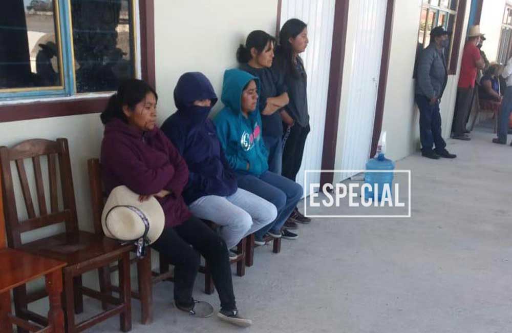 Retienen a cinco mujeres e incendian vehículo en la Mixteca, Oaxaca